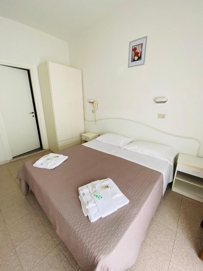 Hotel Luna Rossa Rimini Ngoại thất bức ảnh